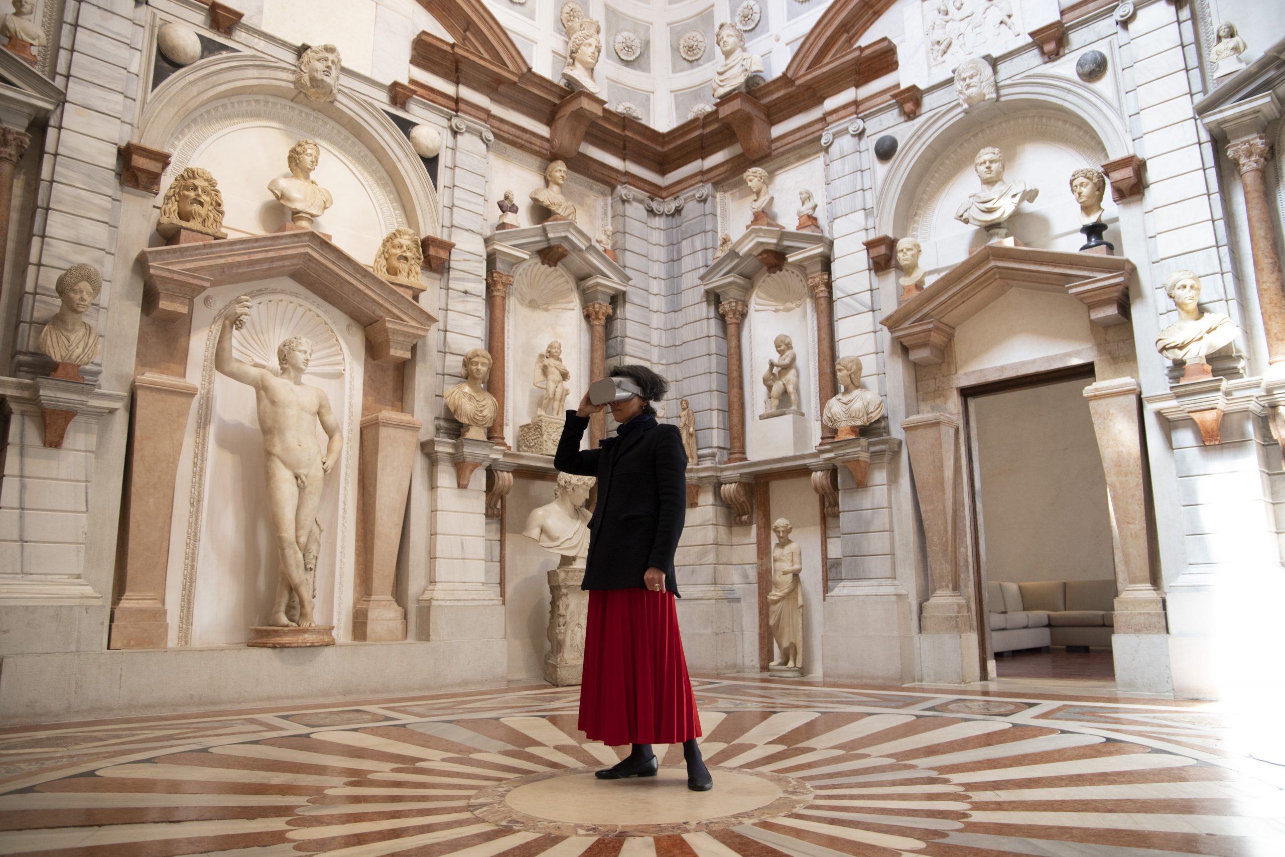 Ragazza con visore all'intero di un museo